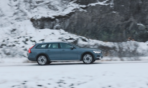 Volvo V90 Cross 2021 Schnee Fahraufnahme.png