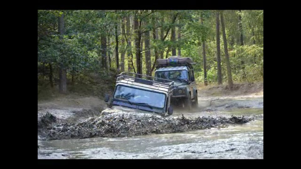 Mit Porzellan und Weingläsern ins Offroad Gelände