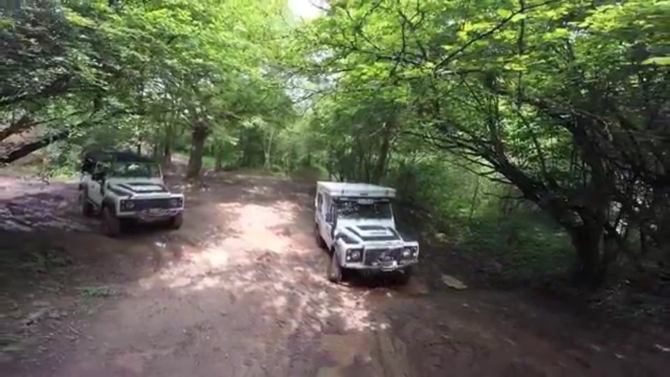 OFFROAD - Ein Land Rover 110 HCPU mit einer Wohnkabine von Four Wheel Campers