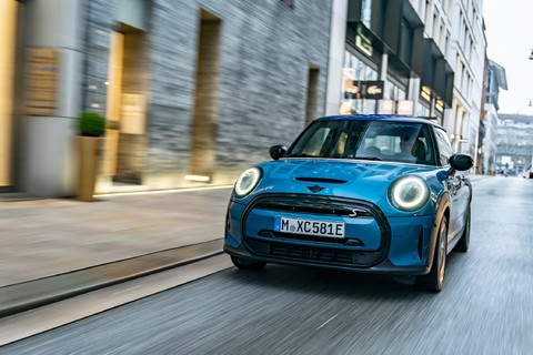 Mini Cooper SE Collection Fahraufnahme 2021.jpg