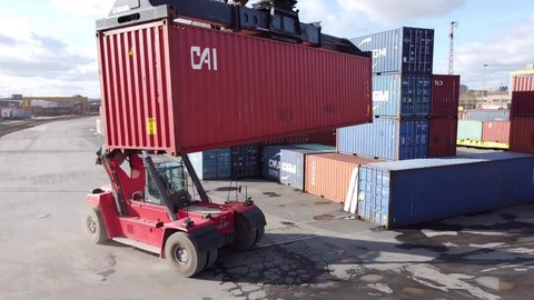 Entladung Camaro ZL1, Challenger, Charger aus dem Übersee Container (BQ).jpg