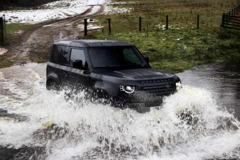 Land Rover_DEFEnder V8 2021 Wasserdurchfahrt.jpg