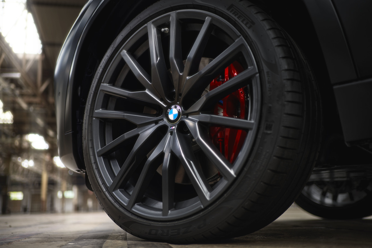 Individuelle Ausstrahlung, eindrucksvolle Präsenz: Limitierte Editionen Black Vermilion von BMW X5 und BMW X6 sowie BMW X7 in Frozen Black metallic.