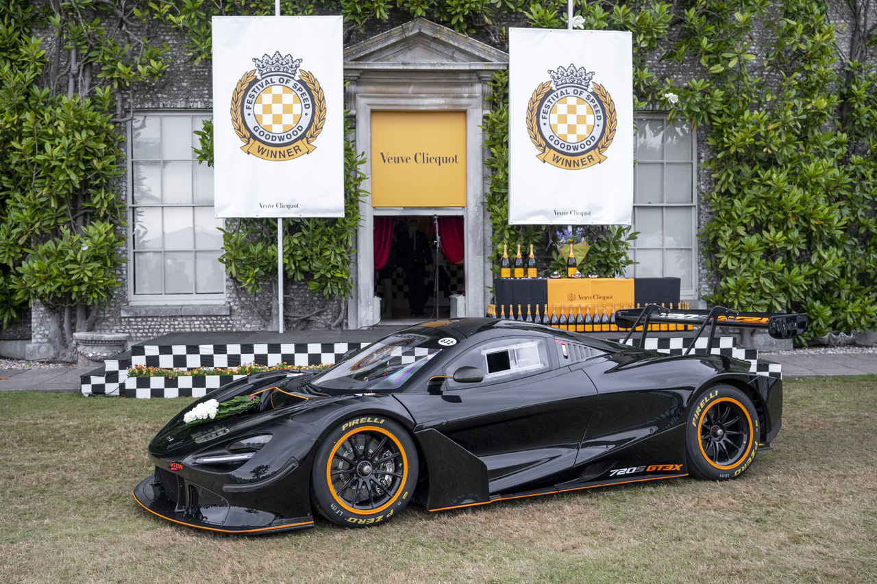 720S GT3X stürmt nach dynamischem Debüt des brandneuen McLaren Artura zum Sieg im Zeitfahren-Finale des Goodwood Festival of Speed.