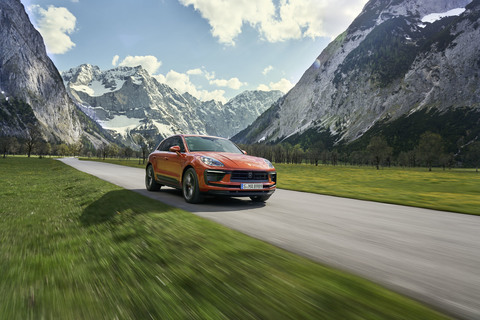 Porsche Macan 2021 Alpen Test Straße.jpg