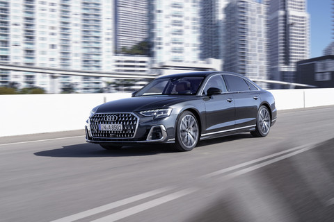 Audi A8 L fahraufnahmen Großstadt Facelift Design.jpg