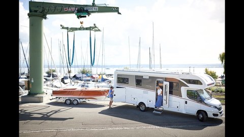 Der Luxus-Alkoven von Dethleffs zieht sogar Boote! (BQ).jpg