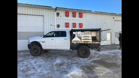 PEPEC Ladefläche + Absetzbox mit Hufschmied Ausbau auf Basis Dodge RAM 2500 (BQ).jpg