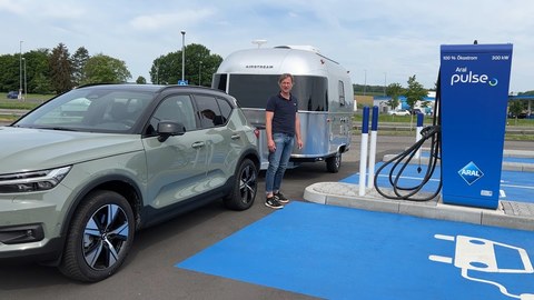 Airstream Bambi 16 mit elektrischem Zugfahrzeug Volvo XC40 Recharge (BQ).jpg