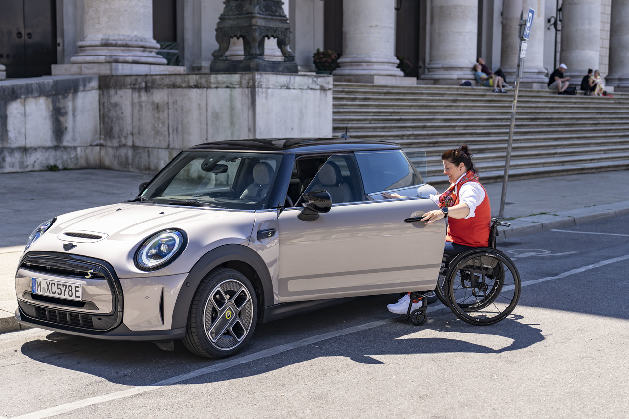 Elektrisch, nachhaltig, grenzenlos: Der MINI Cooper SE ermöglicht Fahrspaß für Menschen mit Behinderung.