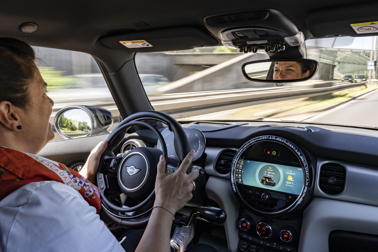 Elektrisch, nachhaltig, grenzenlos: Der MINI Cooper SE ermöglicht Fahrspaß für Menschen mit Behinderung.