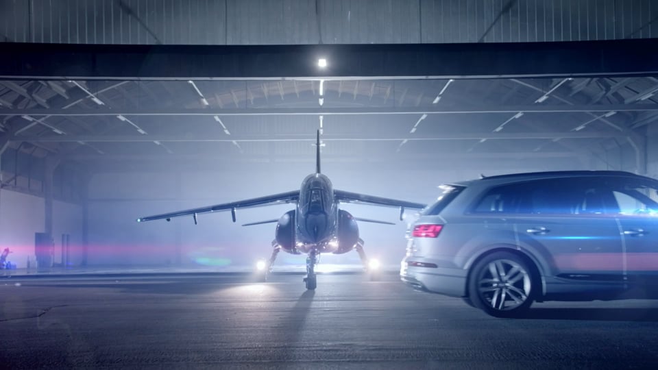 Der Audi SQ7 TDI im Duell gegen einen Alpha Jet