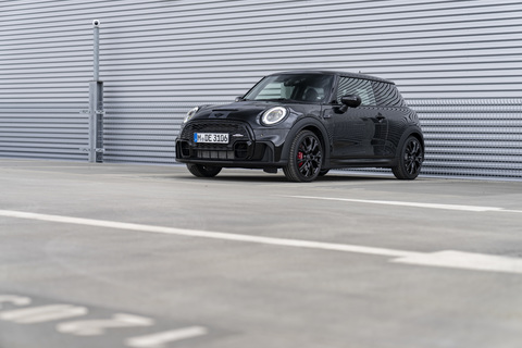 Die pure Essenz des Motorsports: Der MINI John Cooper Works in der limitierten 1to6 Edition.