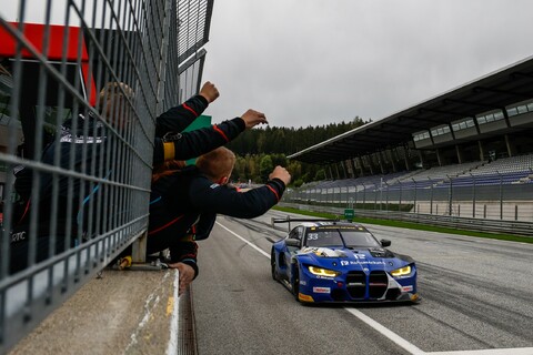 DTM: René Rast feiert ersten Sieg als BMW M Werksfahrer – Sheldon van der Linde als Zweiter auf dem Podium.