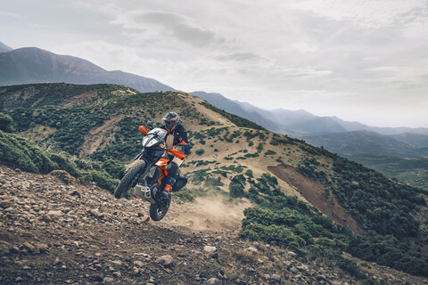 DIE KTM 390 ADVENTURE 2024 BEGEISTERT IN NEUEN FARBEN.