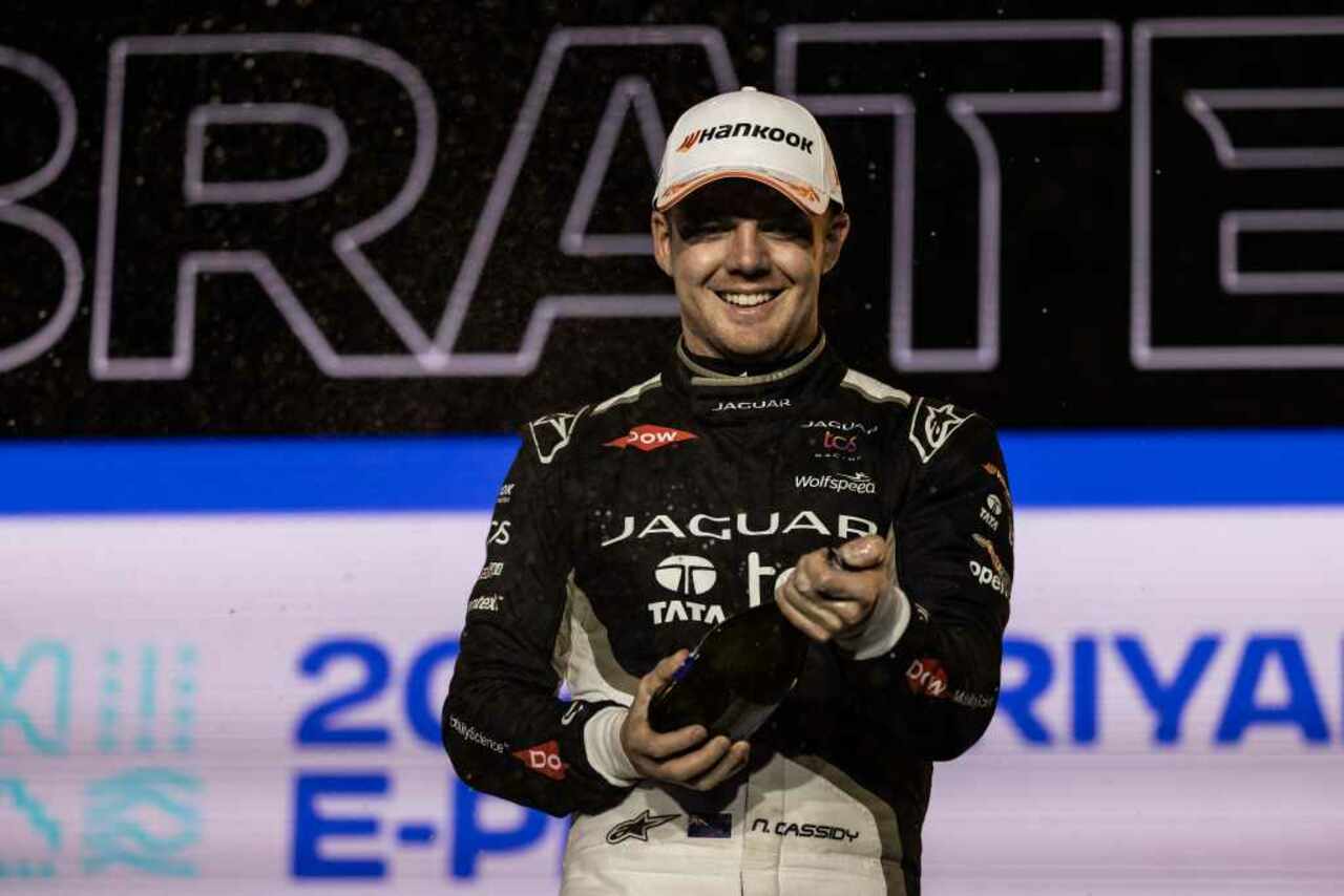 Formel E 2024 | Diriyah E-Prix: NICK CASSIDY HOLT SEINEN ERSTEN SIEG FÜR JAGUAR TCS RACING IN SEINEM 50. RENNEN.