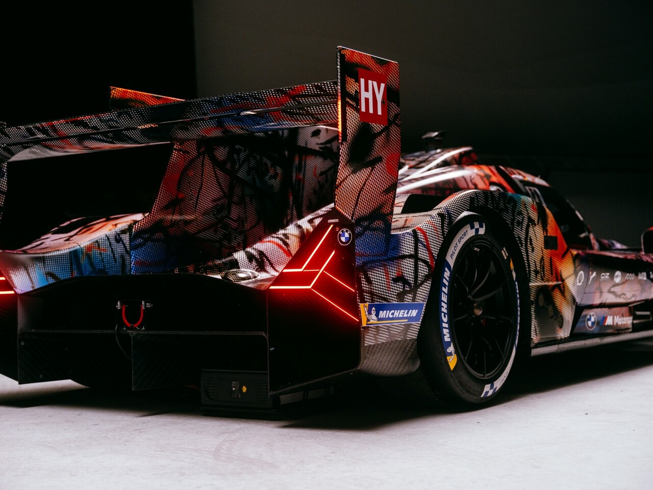 Weltpremiere in Paris: Das BMW M Hybrid V8 Art Car von Julie Mehretu für die 24 Stunden von Le Mans.