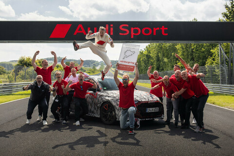 Rundenrekord Kompaktsegment Erfolg Renn- und Entwicklungsfahrer Frank Stippler Audi Sport Team Rundenrekord RS 3-Vorserienmodell.jpg