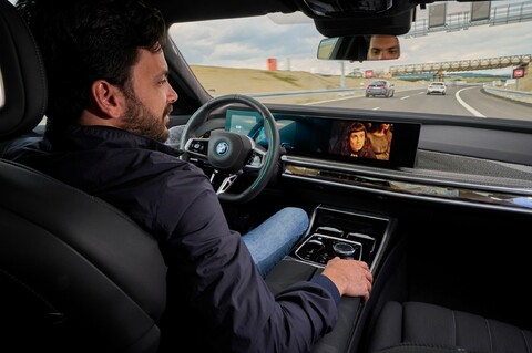 Hochautomatisiertes Fahren auf Level 3 im neuen BMW 7er Nebentätigkeiten Videostreaming.jpg