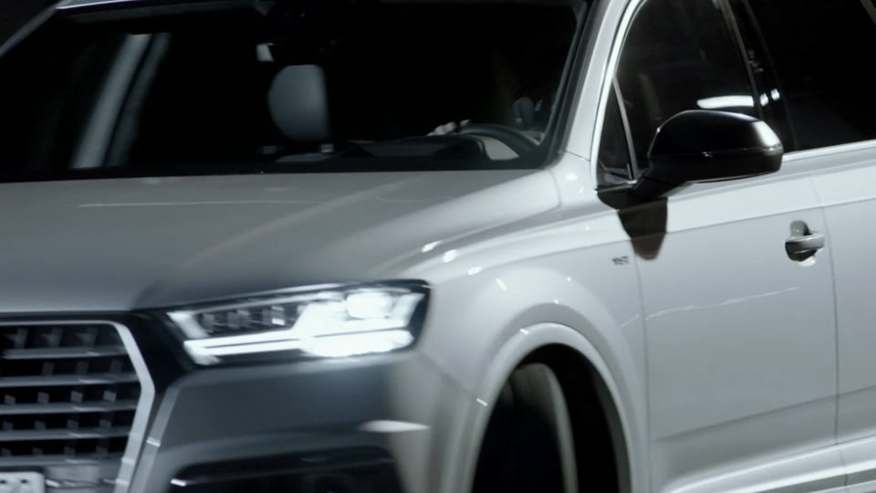 Der Audi SQ7 TDI im Duell gegen einen Alpha Jet