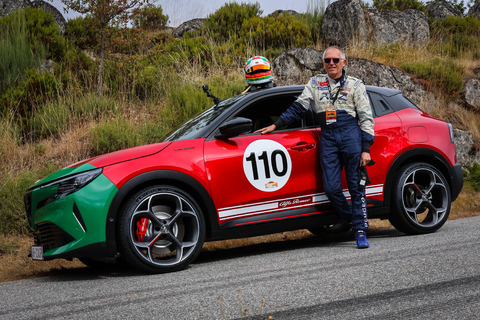 Carlos Tavares am Steuer des neuen Alfa Romeo Junior 280 Veloce beim Caramulo Motorfestival.