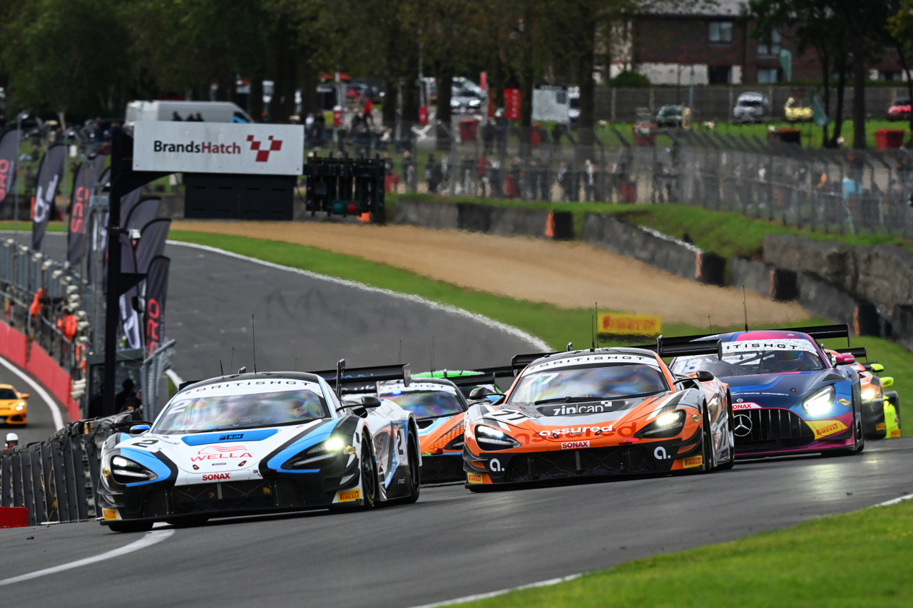 McLaren Artura gewinnt die Britische GT-Meisterschaft, McLaren-Kundenrennteams dominieren beim Saisonfinale in den GT3- und GT4-Klassen.