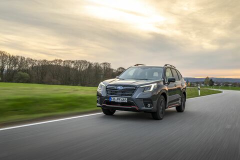 Subaru Forester Advantage Edition: Zubehörpaket und Service-Flatrate inklusive.