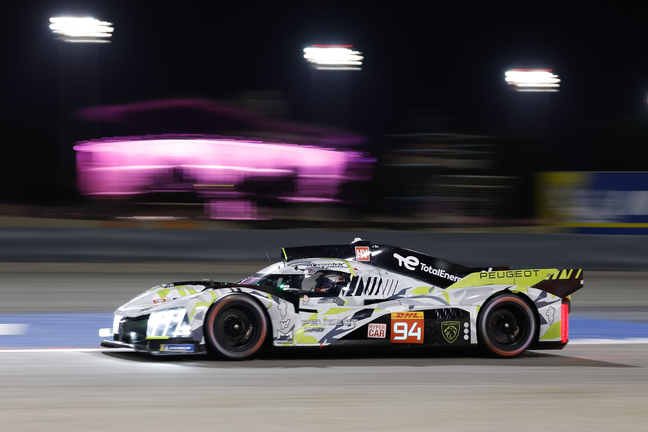 Das Team PEUGEOT TotalEnergies feiert seinen Saisonabschluss mit einem Podiumsplatz bei den 8 Stunden von Bahrain.