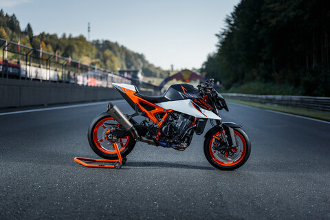 STÄRKER ALS DIE KONKURRENZ: DIE KTM 990 DUKE R 2025.