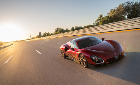 Dynamiktests mit dem Alfa Romeo 33 Stradale auf der legendären Rennstrecke von Nardò.