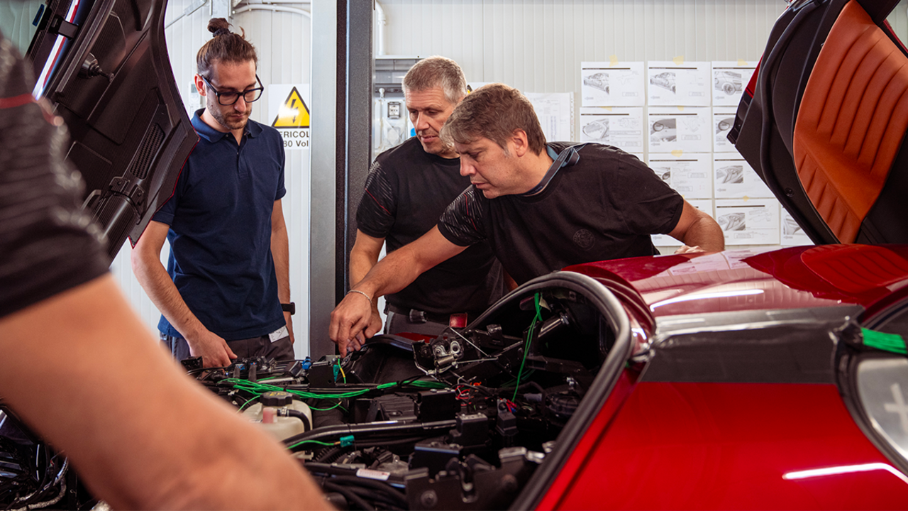 Dynamiktests mit dem Alfa Romeo 33 Stradale auf der legendären Rennstrecke von Nardò.