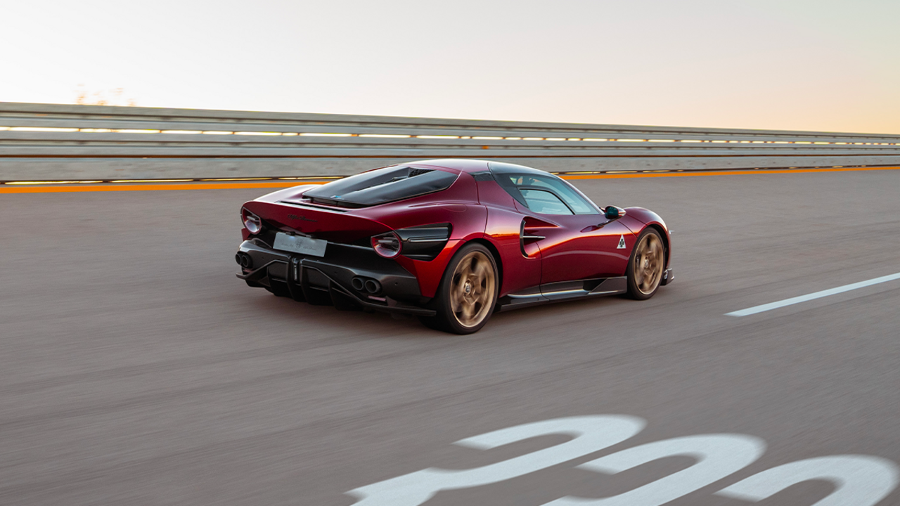 Dynamiktests mit dem Alfa Romeo 33 Stradale auf der legendären Rennstrecke von Nardò.