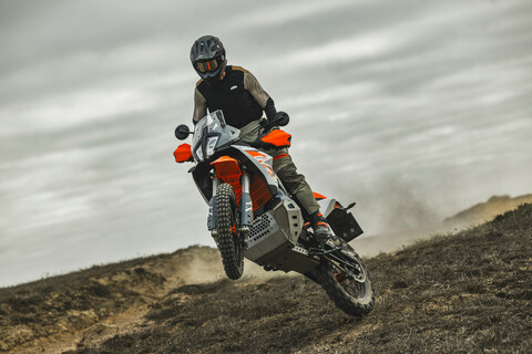 DIE KTM 890 ADVENTURE R (2025) REGIERT WEITERHIN DIE MITTELKLASSE IM TRAVEL-SEGMENT.