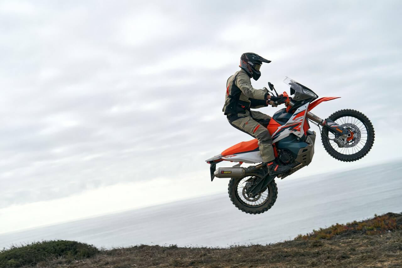 DIE KTM 890 ADVENTURE R (2025) REGIERT WEITERHIN DIE MITTELKLASSE IM TRAVEL-SEGMENT.