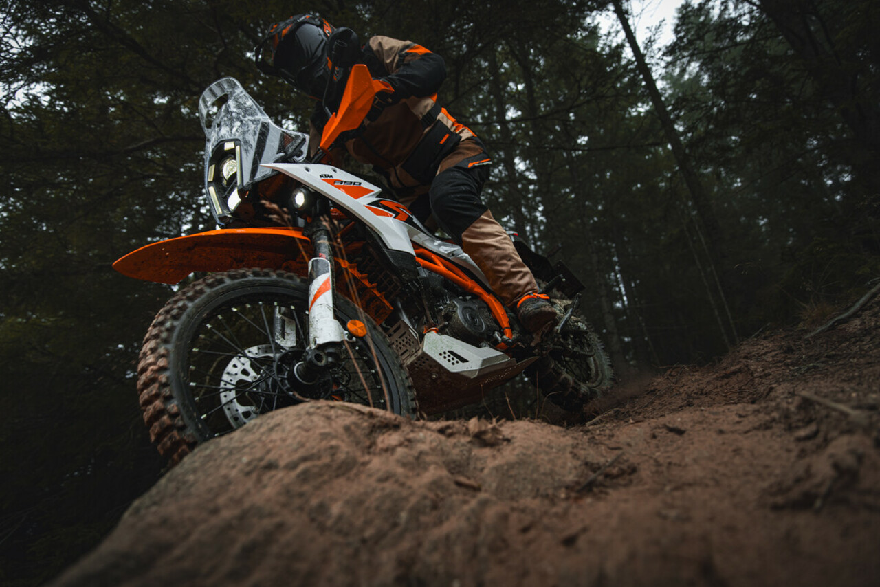 KTM ENTHÜLLT DIE NEUE MODELLPALETTE DER KTM 390 ADVENTURE 2025.