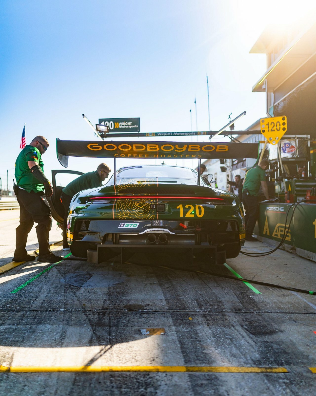 12 Stunden von Sebring 2025: Beide Porsche 963 von Porsche Penske Motorsport in Startreihe zwei.