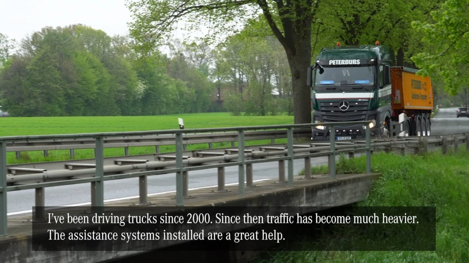 Mercedes Benz Actros: Fahren mit dem Abbiege-Assistent: So fühlt sich das an. 