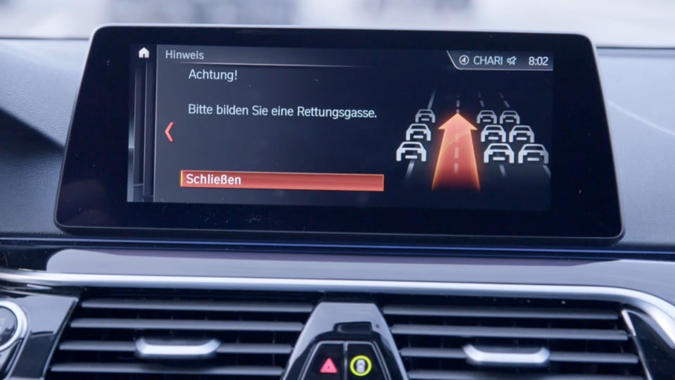 Neues Sicherheits-Feature für BMW Fahrzeuge: Live-Hinweis zur Bildung einer Rettungsgasse.