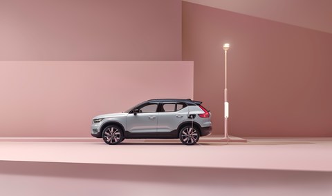 259202-volvo-xc40-recharge-p8-awd-in-glacier-silver.jpg